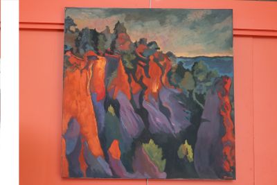 un tableau accroché au mur d'un immeuble