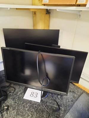 deux écrans posés sur une table, avec une étiquette de prix dessus