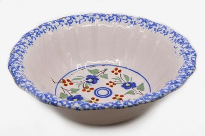 AUVILLAR Saladier en faïence émaillée polychrome à décor flo…