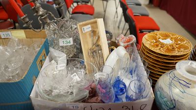 une table sur laquelle se trouvent de nombreux objets différents
