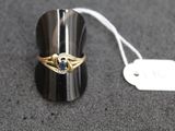 une bague en or ornée d'un diamant et d'une étiquette de prix
