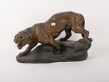 statue d'un lion assis sur un rocher, avec une étiquette sur la poitrine