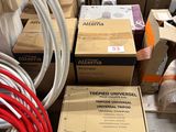 de nombreuses boîtes et tuyaux posés les uns à côté des autres sur le sol