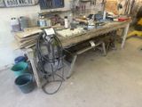 un établi avec de nombreux outils