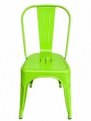 une chaise en métal verte sur fond blanc