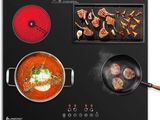 une plaque de cuisson noire sur laquelle se trouve une casserole contenant de la nourriture