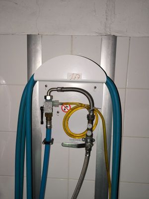un tuyau raccordé à un mur dans une salle de bains