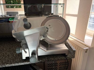 une machine posée sur le comptoir d'une cuisine