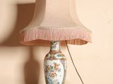 une lampe posée sur une table et munie d'un abat-jour