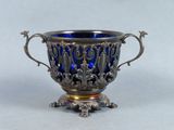 tasse plaquée argent avec un verre bleu au centre