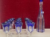 six verres à vin et une carafe posés sur une table