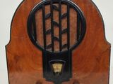 une vieille radio avec un boîtier en bois posée sur une table