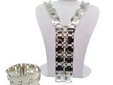 un collier et un bracelet posés sur un présentoir pour mannequin