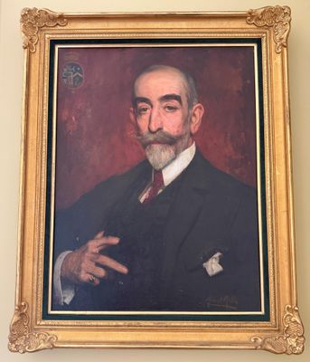tableau représentant un homme en costume et cravate tenant une pipe