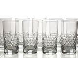 ensemble de six verres à boire en cristal sur une surface blanche