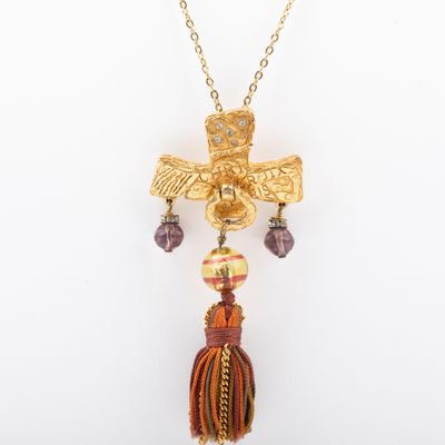 une image représentant un collier orné d'un oiseau et d'un pompon