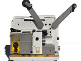 une machine posée sur une table
