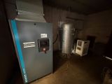 une machine qui se trouve dans une pièce, près d'un mur