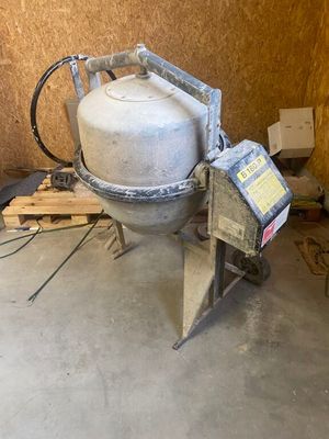 une bétonnière installée dans une pièce où il y a beaucoup de bois