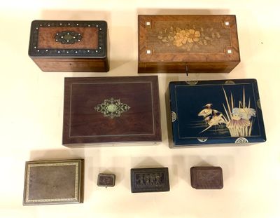 de nombreux types de boîtes décoratives posées sur la table