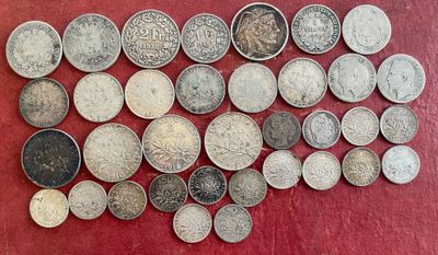une image représentant un tas de pièces d'argent posées sur un fond rouge