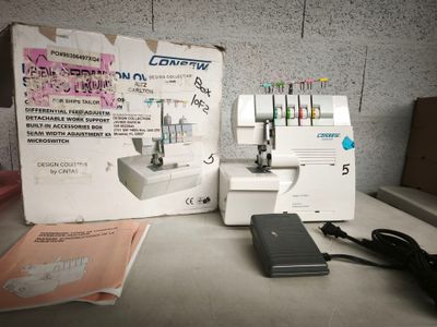 deux machines à coudre posées l'une à côté de l'autre sur une table