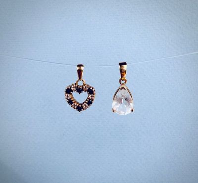 des boucles d'oreilles suspendues à une corde à linge, avec un ciel bleu en arrière-plan