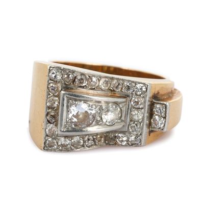 l'image d'une bague ornée de diamants
