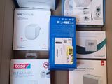 plusieurs cartons contenant des appareils électroniques dans un carton