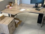 une image représentant un bureau avec un écran d'ordinateur et un classeur