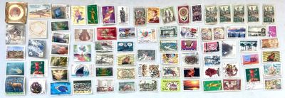 une photo d'une collection de timbres sur un mur