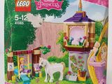 La boîte est ouverte pour montrer le contenu du château Lego Disney Princess.