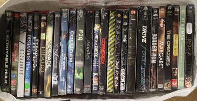 de nombreux DVD dans une boîte blanche posée sur une table