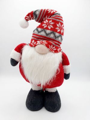 gnome de Noël avec un bonnet rouge et une barbe blanche sur fond blanc