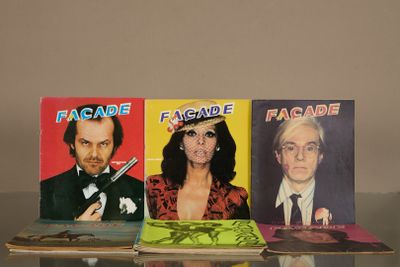 trois livres posés sur une table en verre