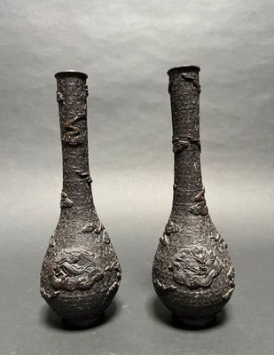 two vases that are sitting side by side on a table