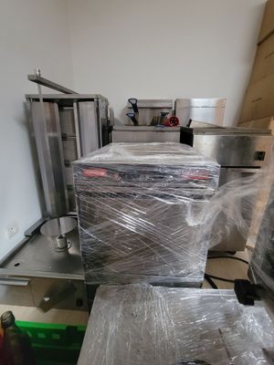 un grand nombre de cartons posés sur le sol