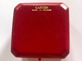 une boîte rouge sur laquelle figure un logo doré