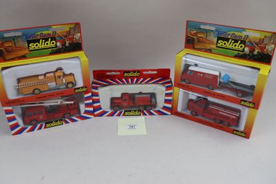 trois jouets emballés représentant un camion de pompiers rouge et blanc et un camion de pompiers rouge et blanc