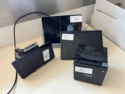 trois appareils électroniques posés côte à côte sur une table
