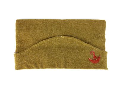 une image représentant un chapeau militaire orné d'une ancre rouge