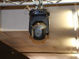 une horloge suspendue au plafond d'un immeuble