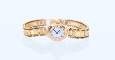gros plan d'une montre-bracelet sur une surface blanche