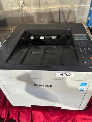 L'imprimante Samsung est posée sur une table rouge.