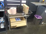 une étagère en métal sur laquelle est posé un rouleau de papier toilette