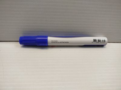 un stylo bleu posé sur une boîte blanche