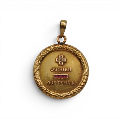 une médaille d'or sur laquelle est gravée une croix