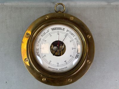 une horloge accrochée au mur de la pièce