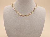 gros plan d'un mannequin portant un collier