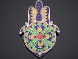 une broche en forme de main de Hamsa, en émail et diamants